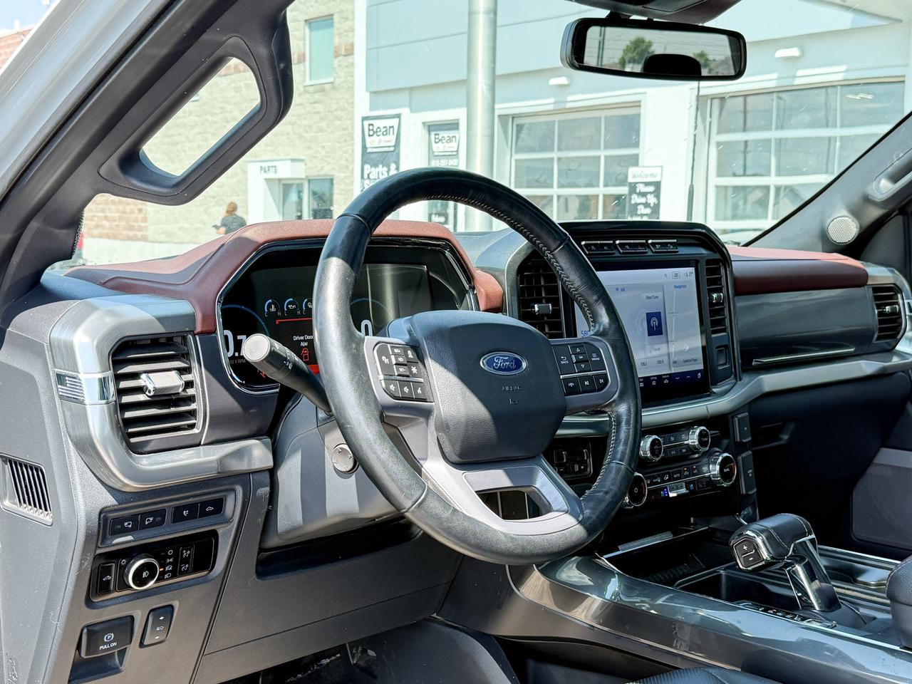 2023 Ford F-150 Lariat ONE OWNER, CLEAN CARFAX, 3.5L V6, SUPER CREW SHORT BOX, HEATED & VENTILATED LEATHER SEATS, PANORAMIC SUNROOF, FX4 OFF ROAD PACKAGE, 20" ALLOY WHEELS Photo