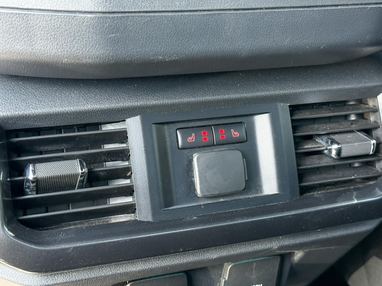 2023 Ford F-150 Lariat ONE OWNER, CLEAN CARFAX, 3.5L V6, SUPER CREW SHORT BOX, HEATED & VENTILATED LEATHER SEATS, PANORAMIC SUNROOF, FX4 OFF ROAD PACKAGE, 20" ALLOY WHEELS Photo