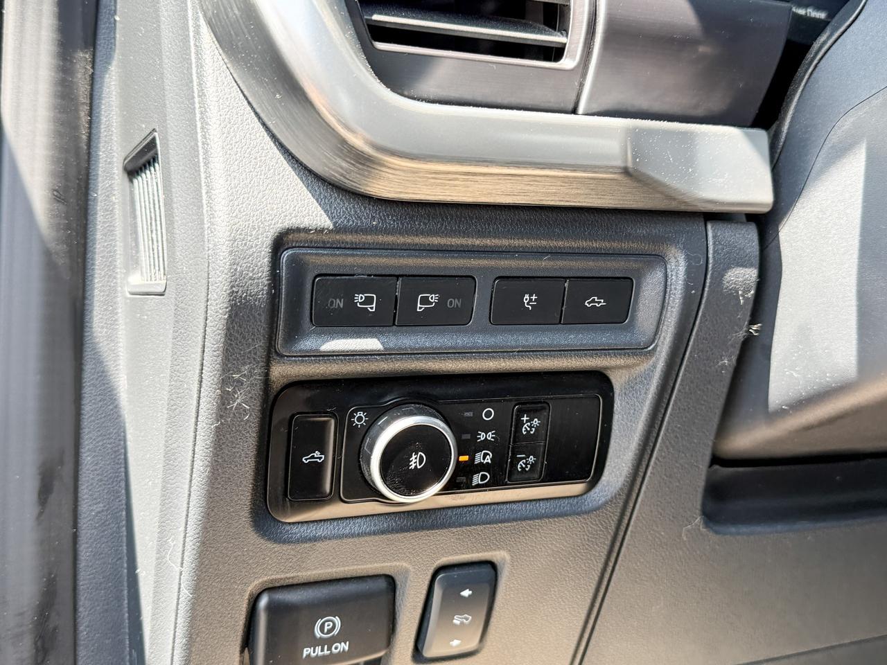 2023 Ford F-150 Lariat ONE OWNER, CLEAN CARFAX, 3.5L V6, SUPER CREW SHORT BOX, HEATED & VENTILATED LEATHER SEATS, PANORAMIC SUNROOF, FX4 OFF ROAD PACKAGE, 20" ALLOY WHEELS Photo