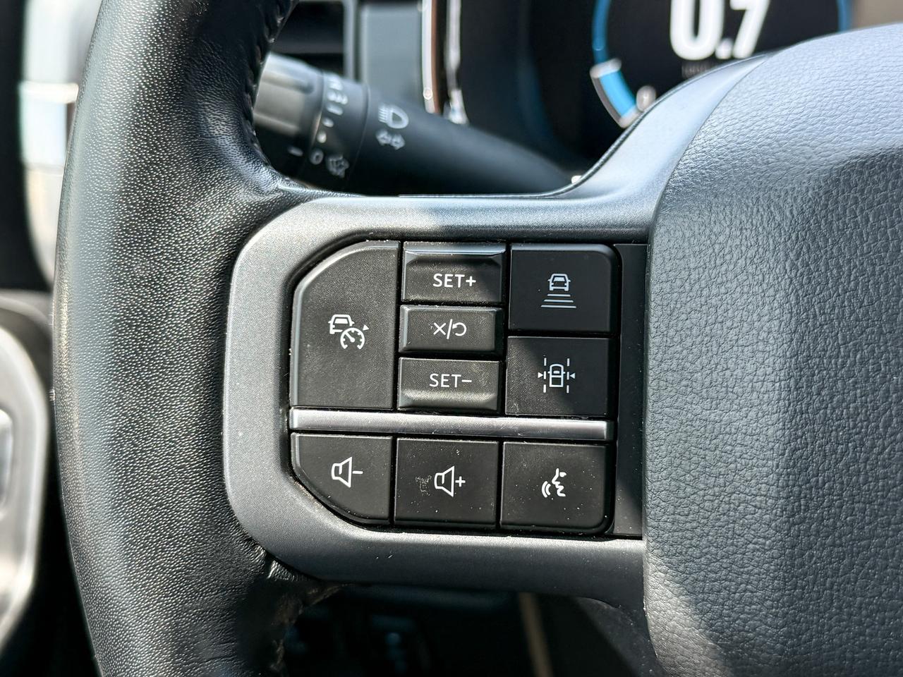 2023 Ford F-150 Lariat ONE OWNER, CLEAN CARFAX, 3.5L V6, SUPER CREW SHORT BOX, HEATED & VENTILATED LEATHER SEATS, PANORAMIC SUNROOF, FX4 OFF ROAD PACKAGE, 20" ALLOY WHEELS Photo