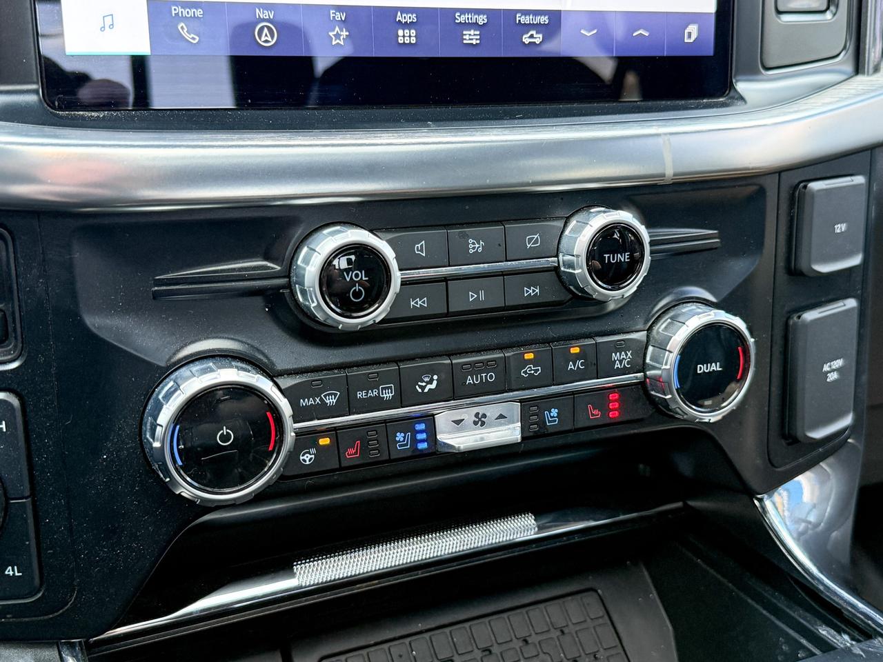 2023 Ford F-150 Lariat ONE OWNER, CLEAN CARFAX, 3.5L V6, SUPER CREW SHORT BOX, HEATED & VENTILATED LEATHER SEATS, PANORAMIC SUNROOF, FX4 OFF ROAD PACKAGE, 20" ALLOY WHEELS Photo