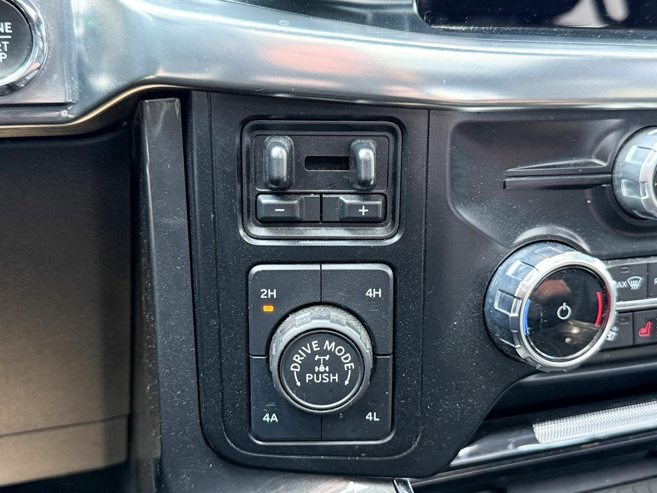 2023 Ford F-150 Lariat ONE OWNER, CLEAN CARFAX, 3.5L V6, SUPER CREW SHORT BOX, HEATED & VENTILATED LEATHER SEATS, PANORAMIC SUNROOF, FX4 OFF ROAD PACKAGE, 20" ALLOY WHEELS Photo