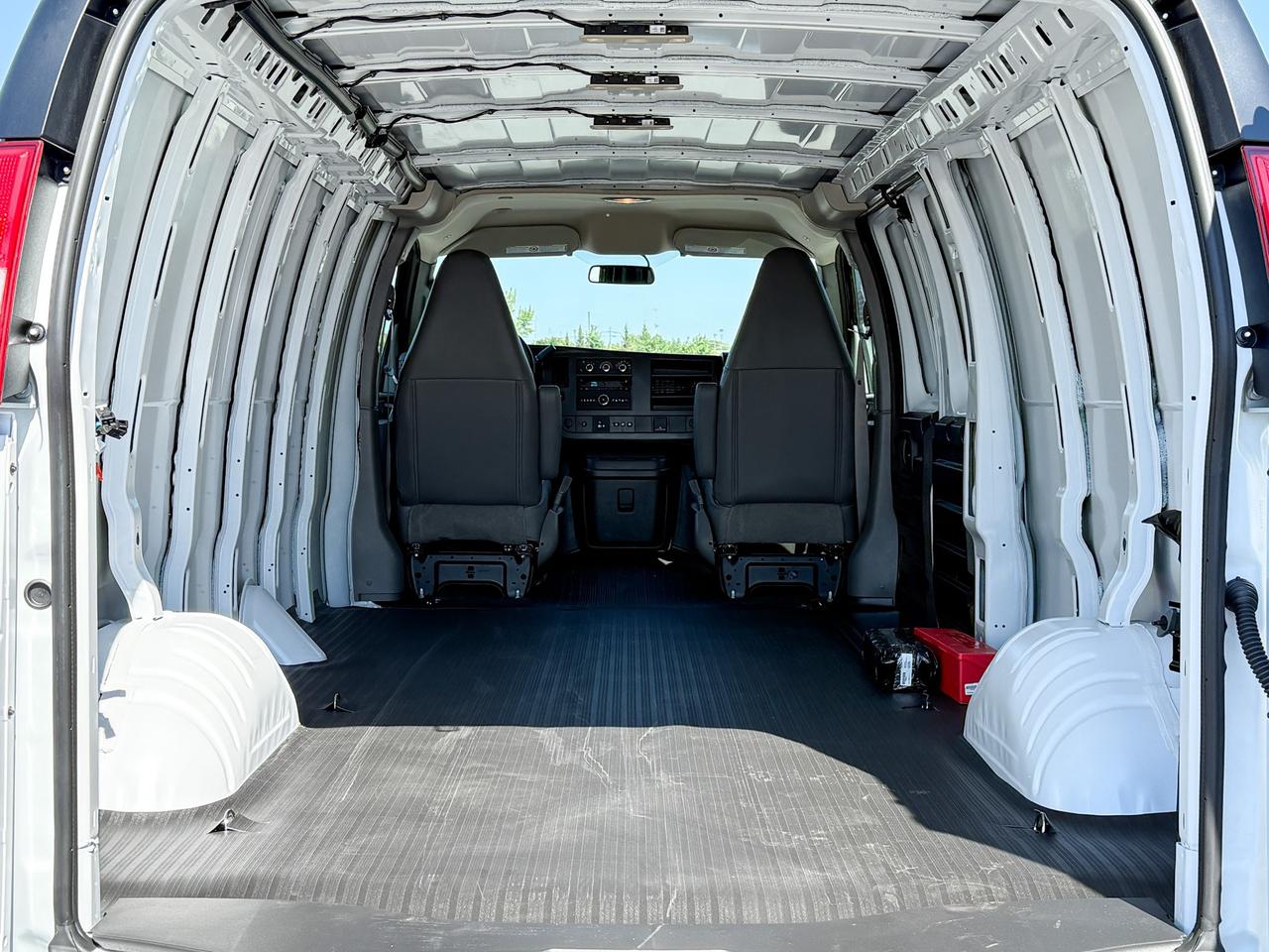 2025 Chevrolet Express 2500 Work Van 4.3L V6 WITH REMOTE ENTRY, CRUISE CONTROL, REAR VISION CAMERA, BLUETOOTH Photo4