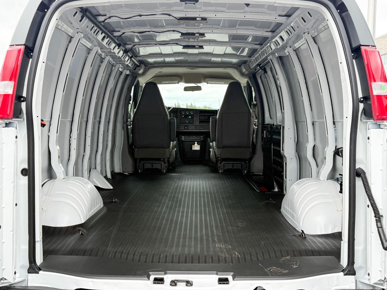 2025 Chevrolet Express 2500 Work Van 4.3L V6 WITH REMOTE ENTRY, CRUISE CONTROL, REAR VISION CAMERA, BLUETOOTH Photo4