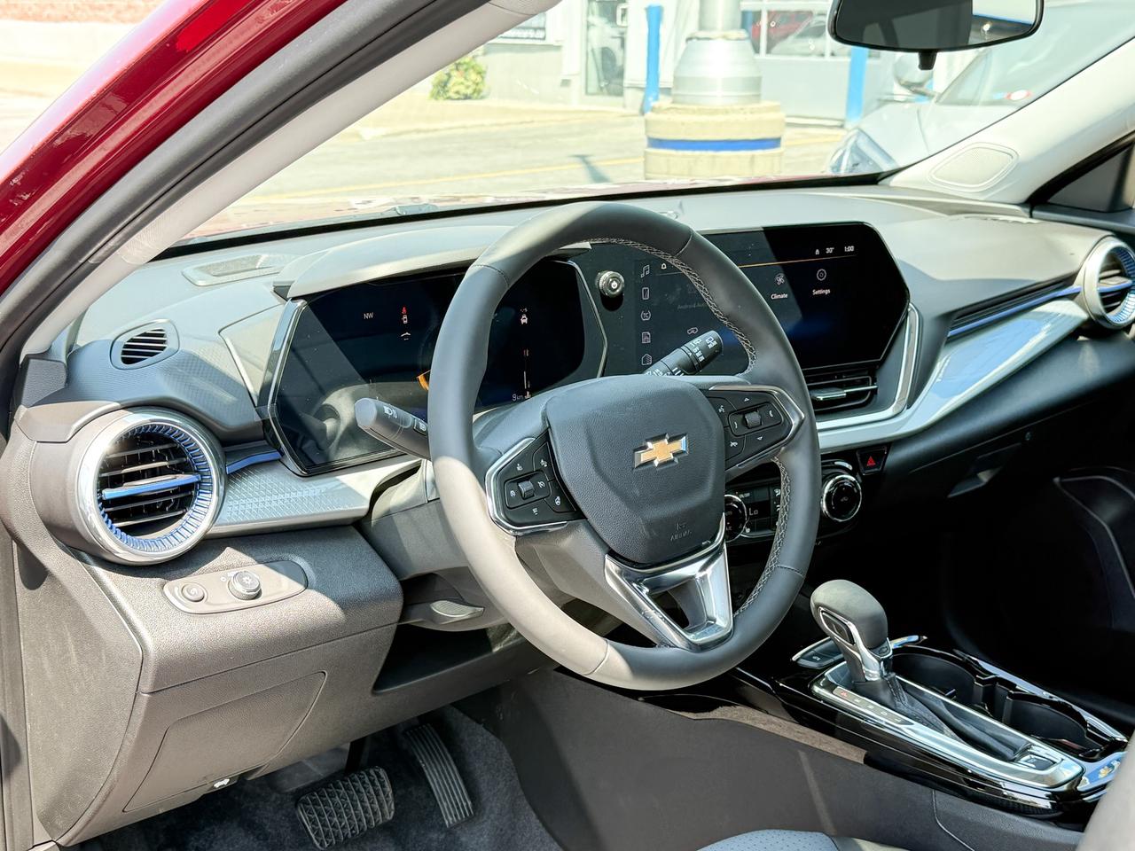 2025 Chevrolet Trax LT 1.2L 3 CYL WITH REMOTE START/ENTRY, HEATED SEATS, ADAPTIVE CRUISE CONTROL, APPLE CARPLAY AND ANDROID AUTO Photo