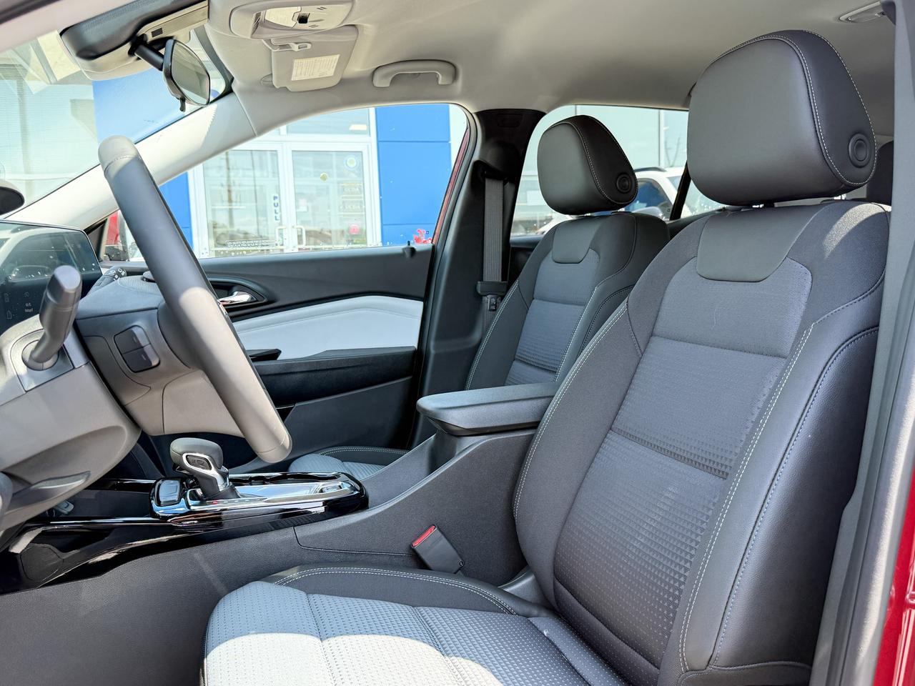2025 Chevrolet Trax LT 1.2L 3 CYL WITH REMOTE START/ENTRY, HEATED SEATS, ADAPTIVE CRUISE CONTROL, APPLE CARPLAY AND ANDROID AUTO Photo