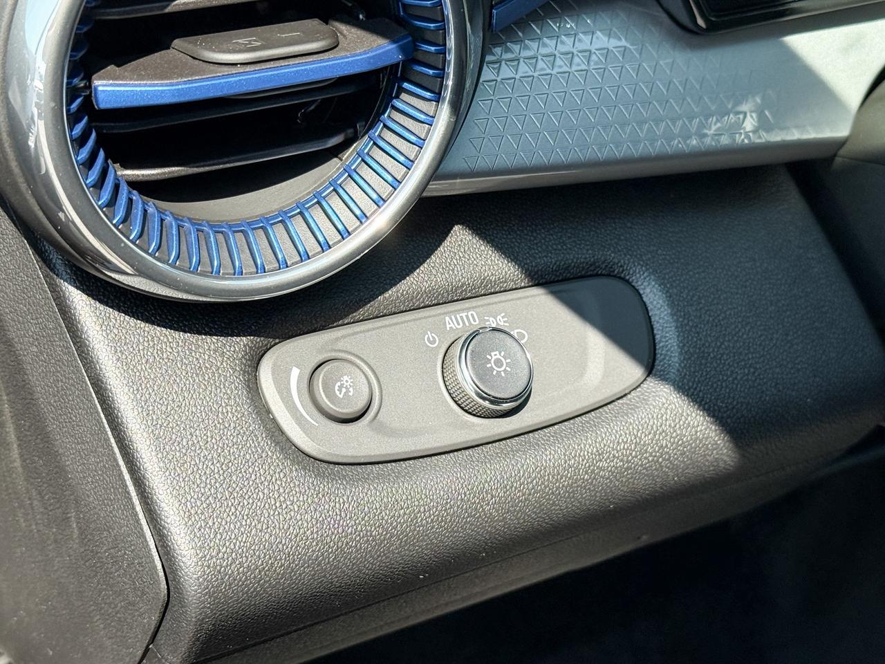 2025 Chevrolet Trax LT 1.2L 3 CYL WITH REMOTE START/ENTRY, HEATED SEATS, ADAPTIVE CRUISE CONTROL, APPLE CARPLAY AND ANDROID AUTO Photo