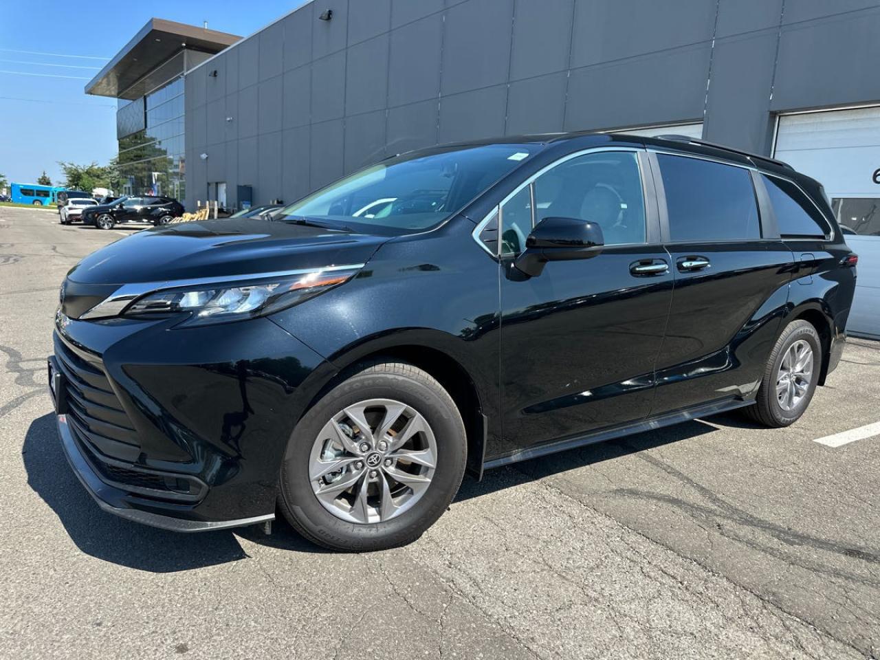 Used 2025 Toyota Sienna XLE 8-Passenger CLEAN LIKE NEW | No Accidents! 8 Pass for sale in Kitchener, ON