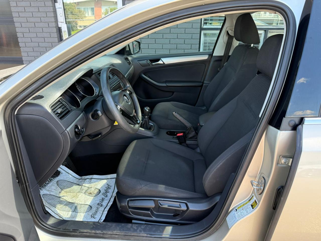 2015 Volkswagen Jetta Trendline | Clean Carfax, Low KMs, Fully Serviced! - Photo #14