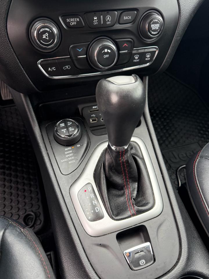 2016 Jeep Cherokee Trailhawk Photo17