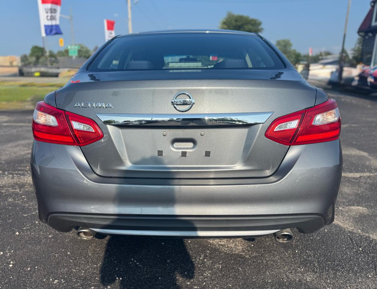2016 Nissan Altima SV Photo3
