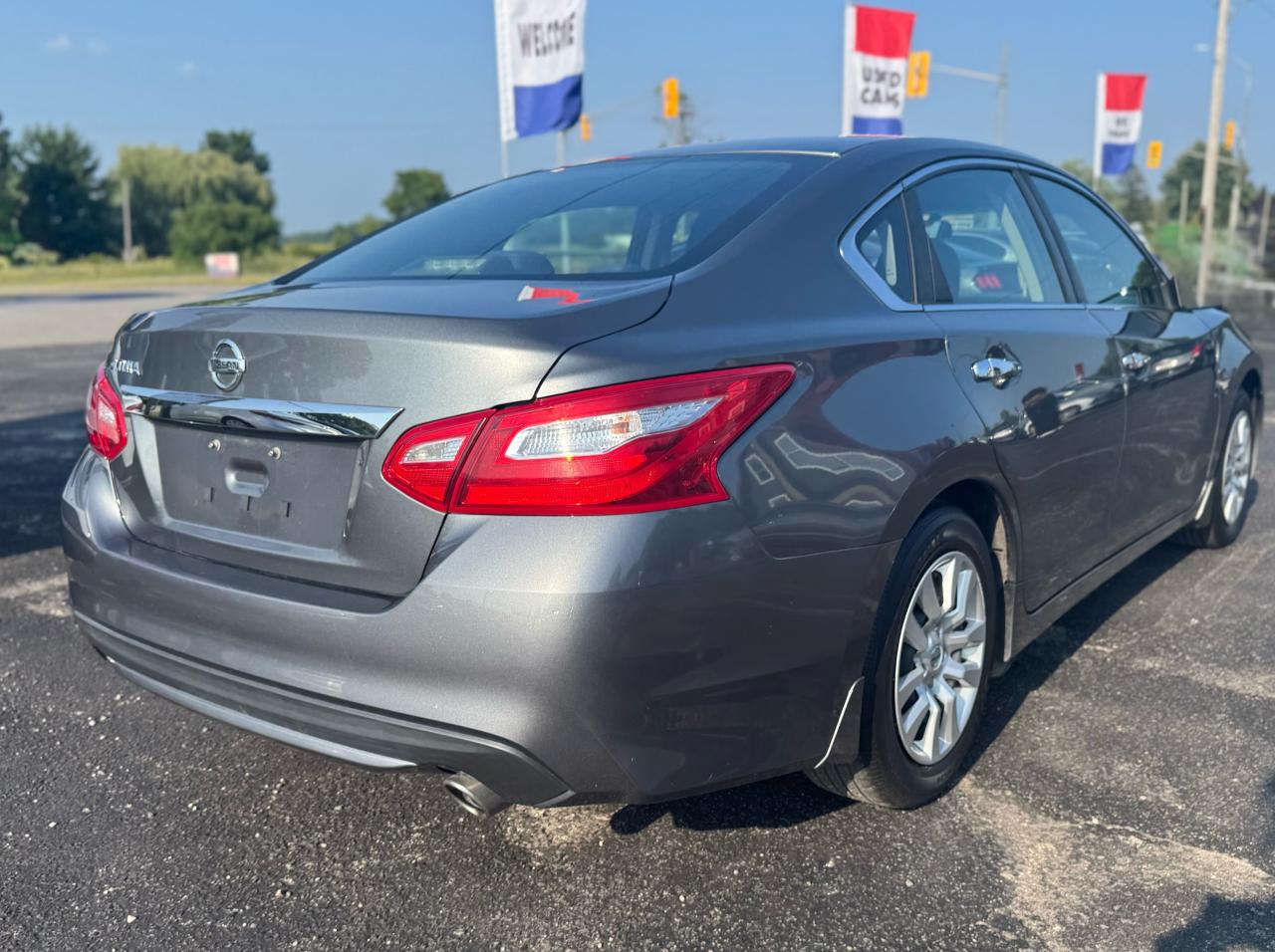 2016 Nissan Altima SV Photo2