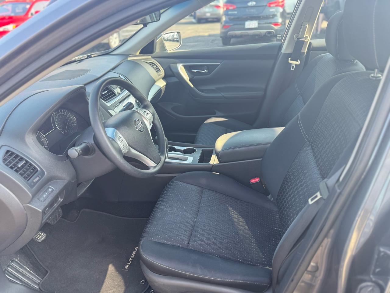 2016 Nissan Altima SV Photo