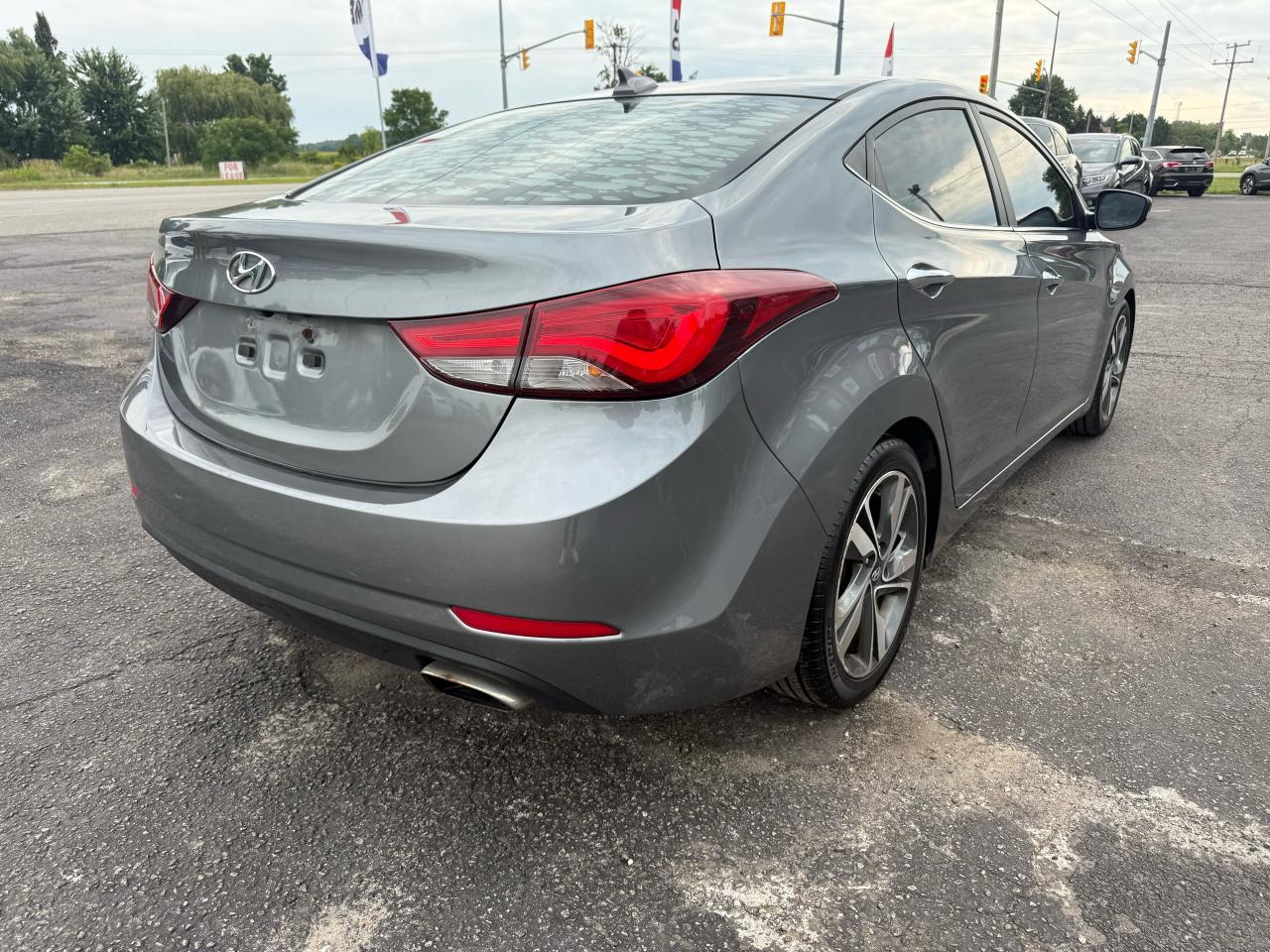 2016 Hyundai Elantra Limited Photo2