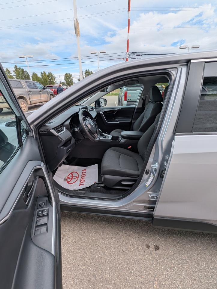 2023 Toyota RAV4 LE Photo