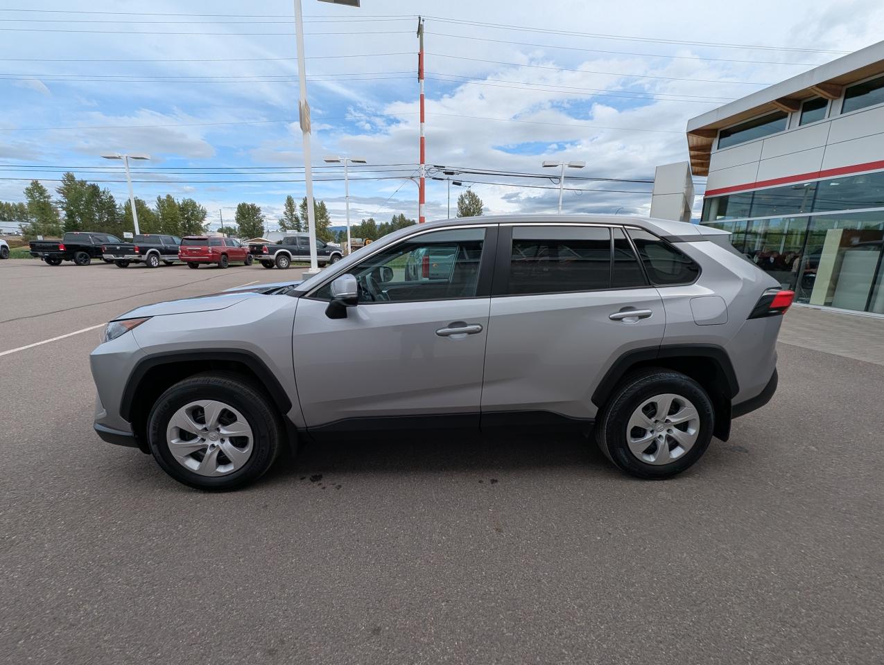 2023 Toyota RAV4 LE Photo4