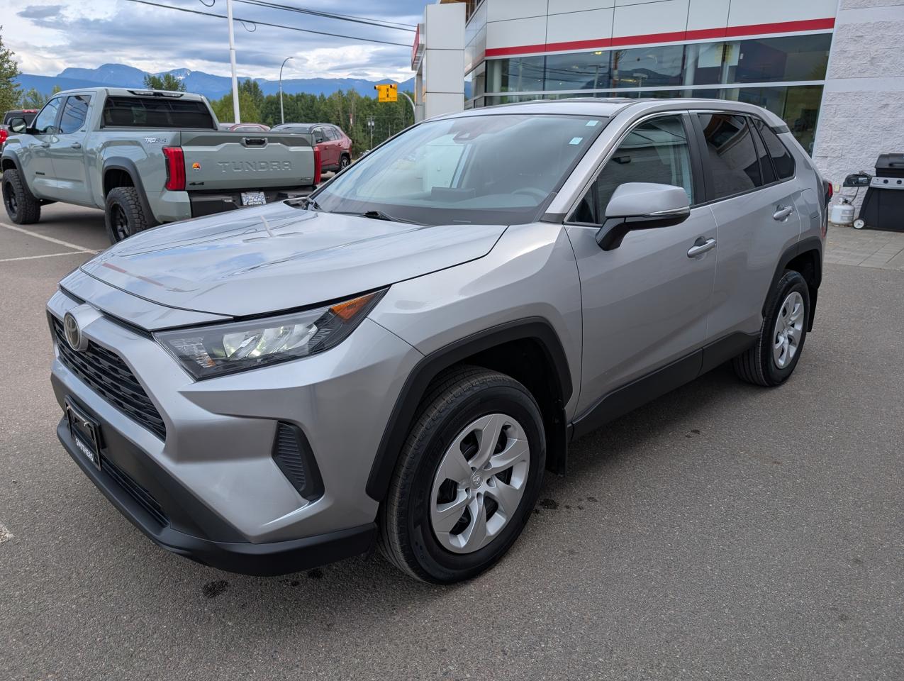 2023 Toyota RAV4 LE Photo3