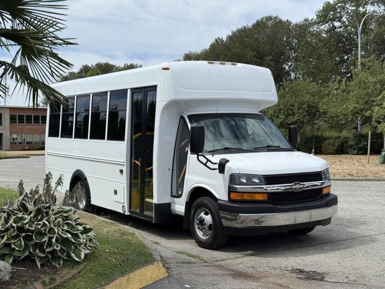 Used 2017 Chevrolet Express G4500 13-Passenger Bus with Wheelchair Lift for sale in Burnaby, BC