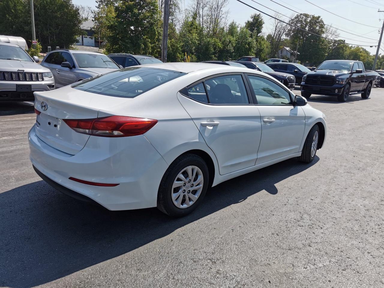 2017 Hyundai Elantra SE - Photo #5