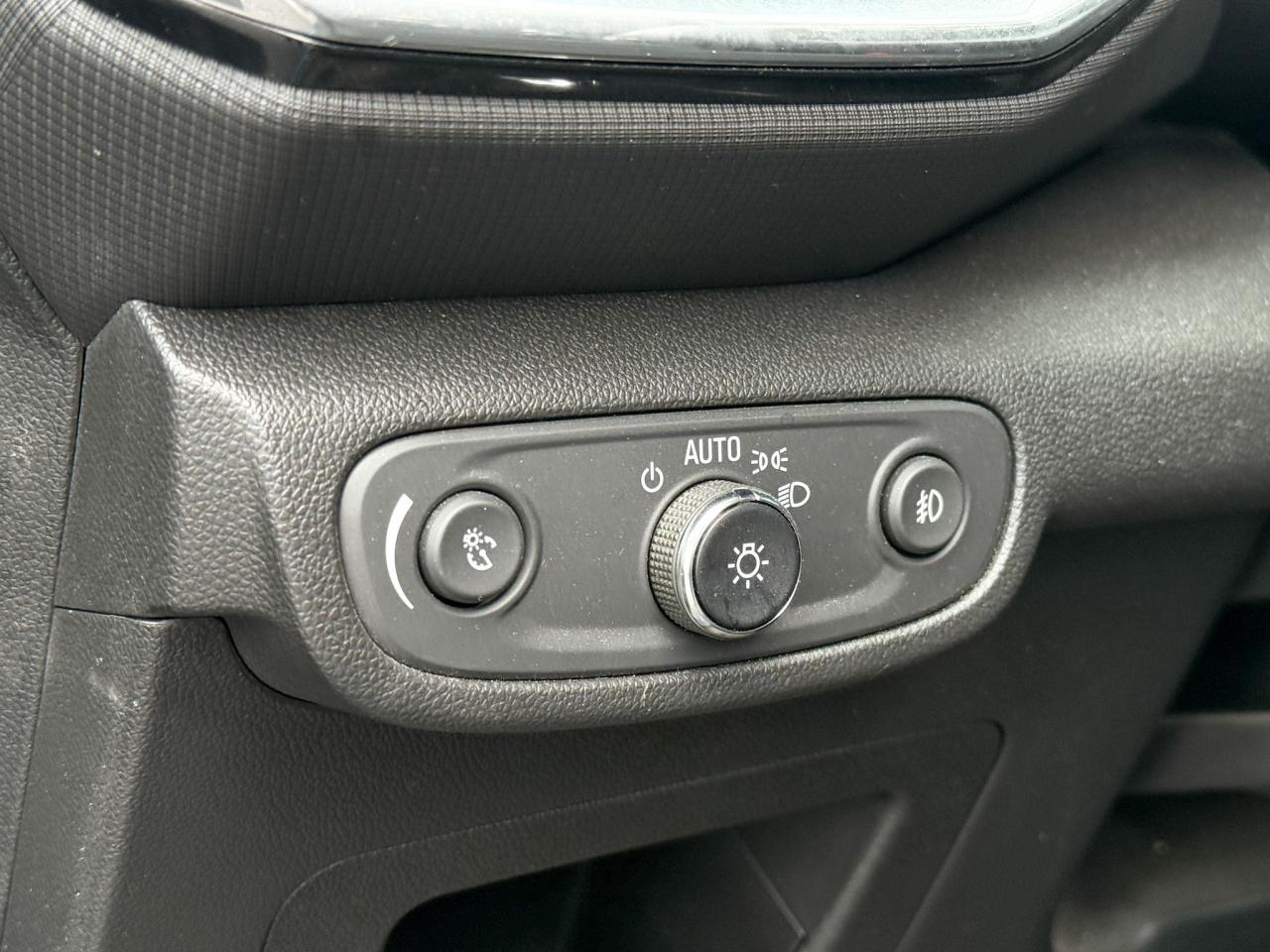 2023 Chevrolet TrailBlazer LT 1.3L 3 CYL WITH REMOTE START/ENTRY, HEATED SEATS, HD REAR VISION CAMERA, APPLE CARPLAY AND ANDROID AUTO Photo