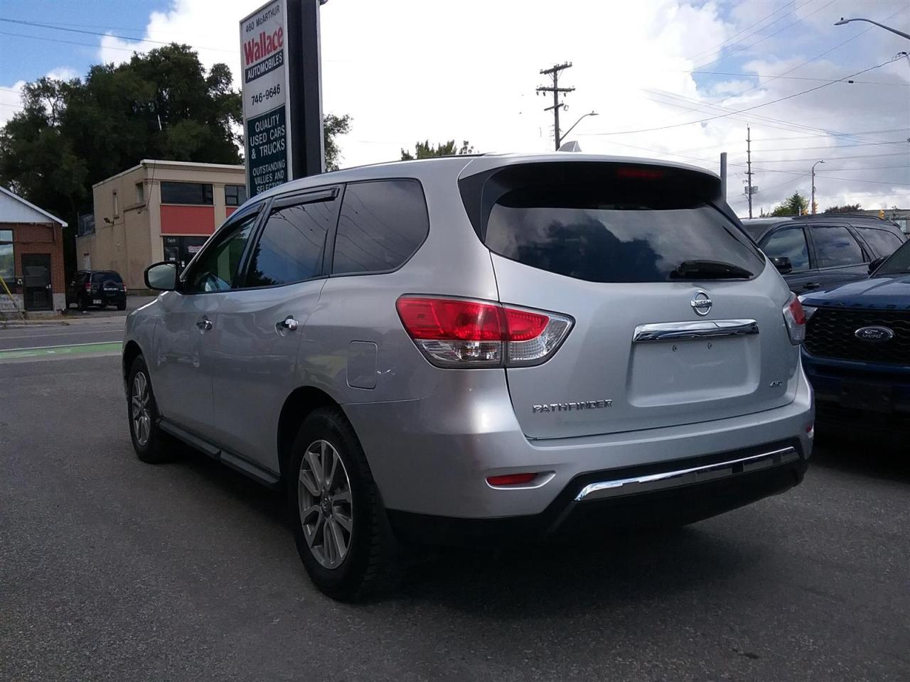 2016 Nissan Pathfinder 4WD | 7 Passenger Photo3