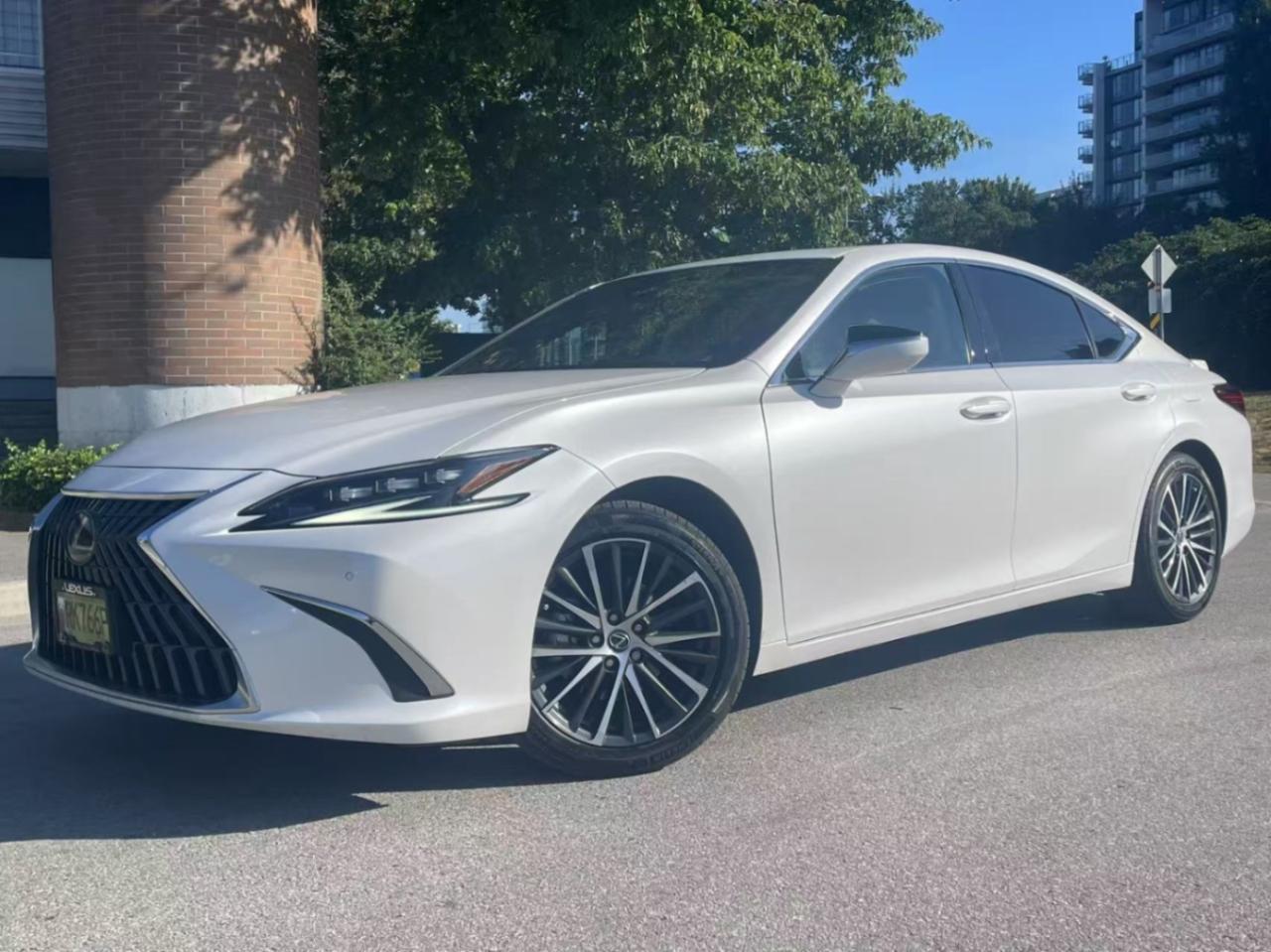 Used 2024 Lexus ES ES 300h LUXURY/ CLEAN TITLE/ BC LOCAL for sale in Richmond, BC