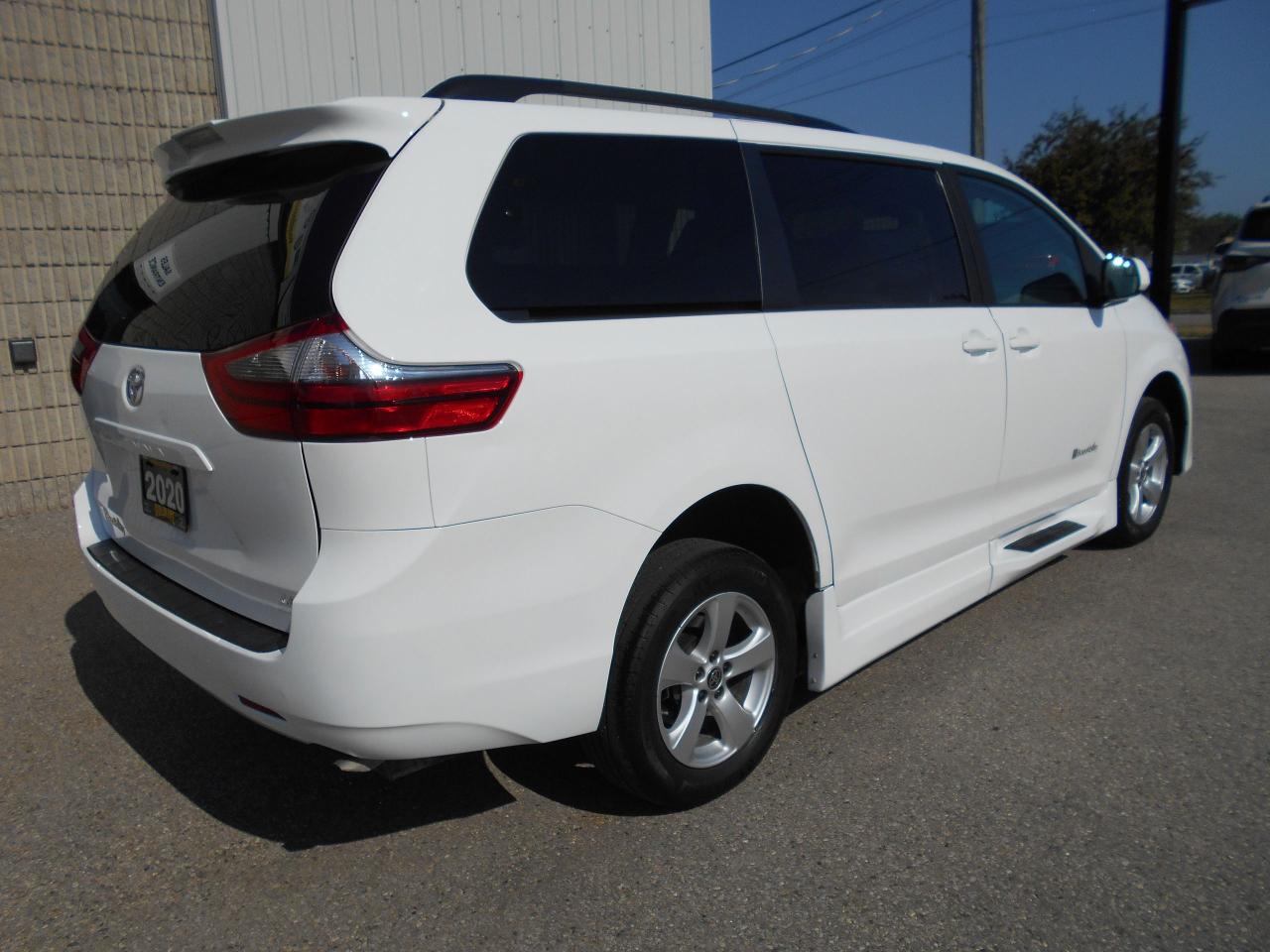 2020 Toyota Sienna LE-Wheelchair Accessible Side Entry-Power Photo3