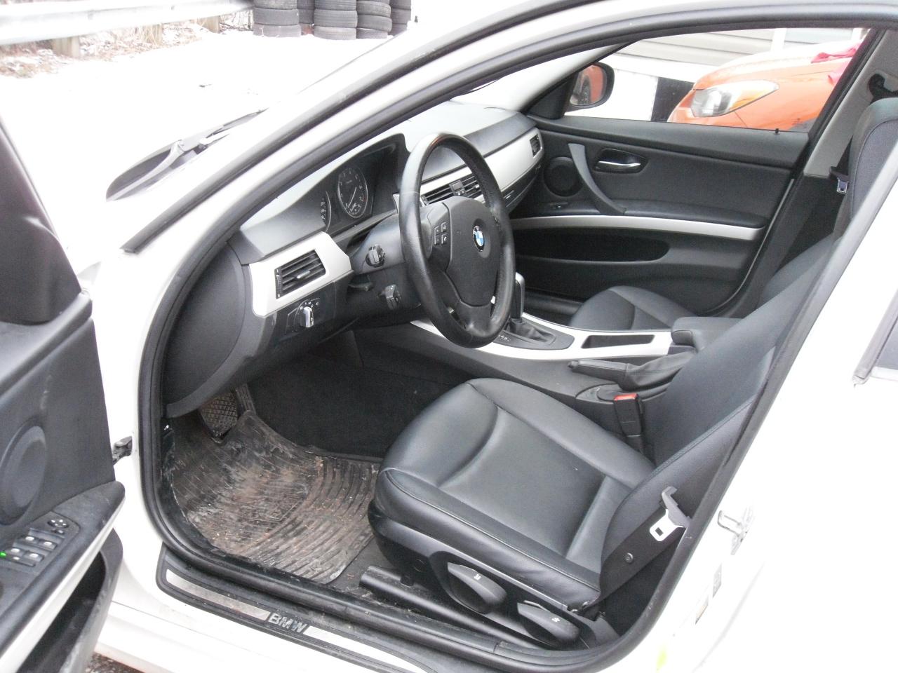 2011 BMW 3 Series 4dr Sdn 323i RWD - Photo #5