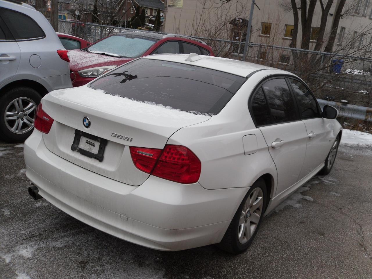 2011 BMW 3 Series 4dr Sdn 323i RWD - Photo #4