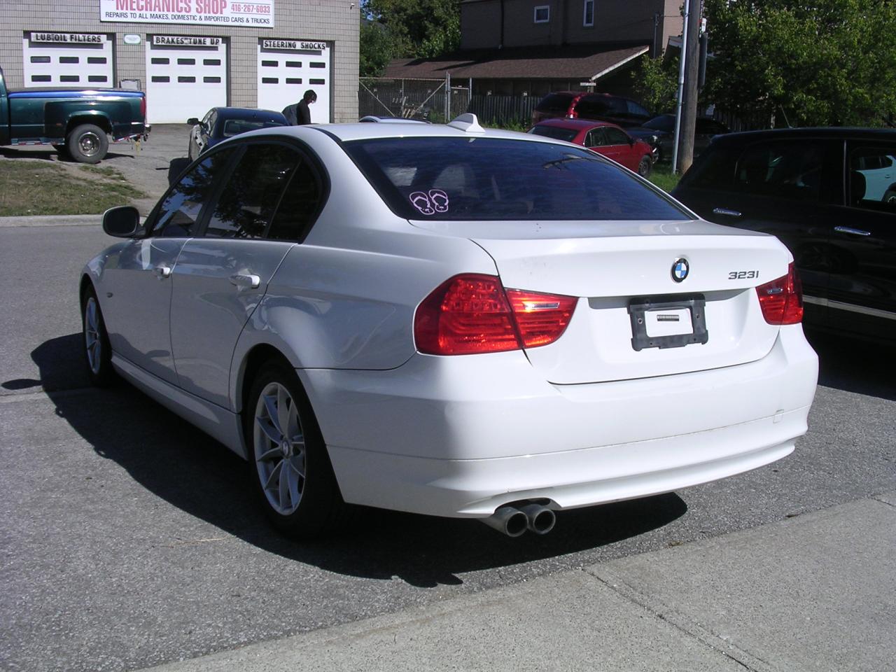 2011 BMW 3 Series 4dr Sdn 323i RWD - Photo #4