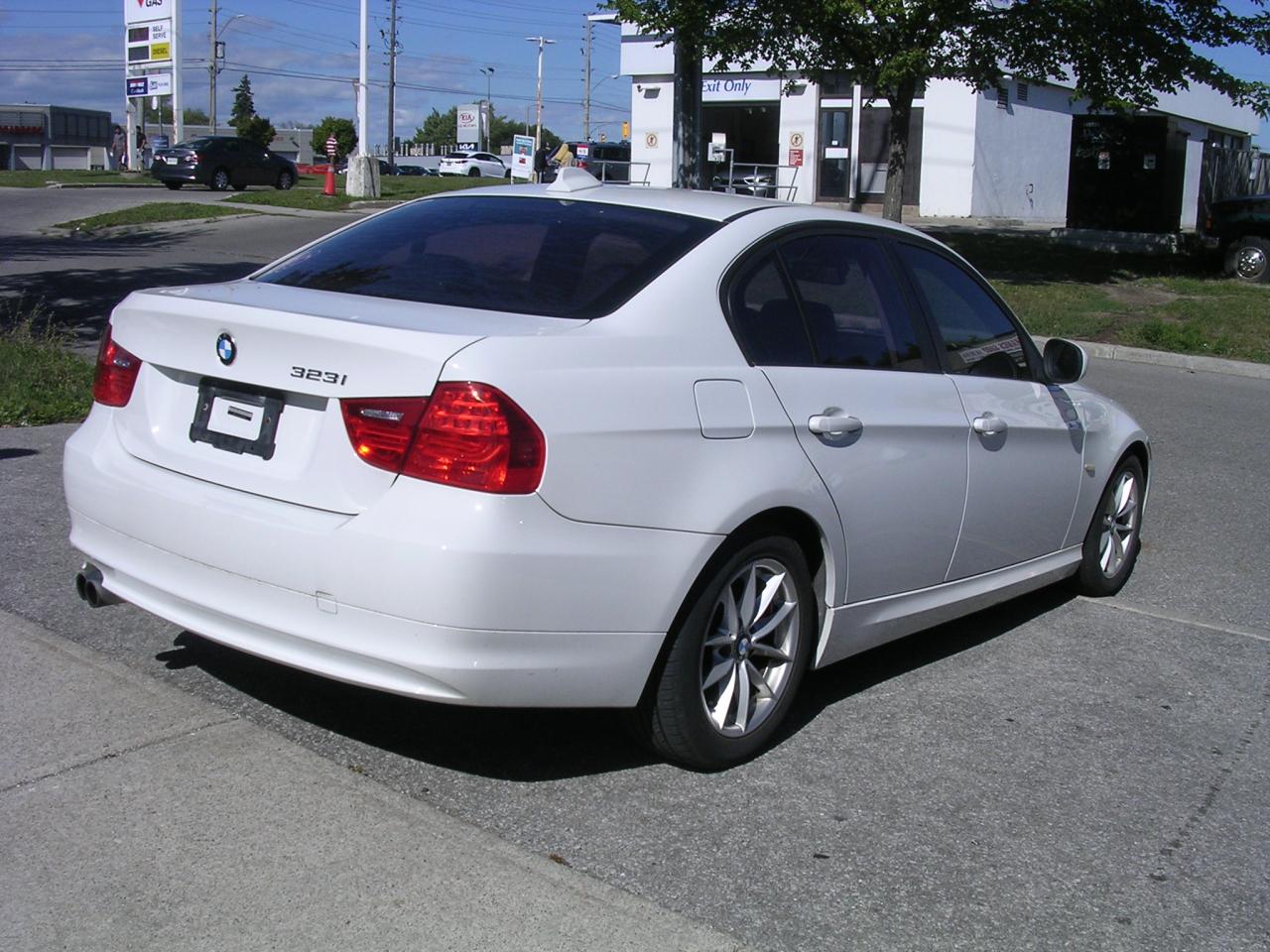 2011 BMW 3 Series 4dr Sdn 323i RWD - Photo #3