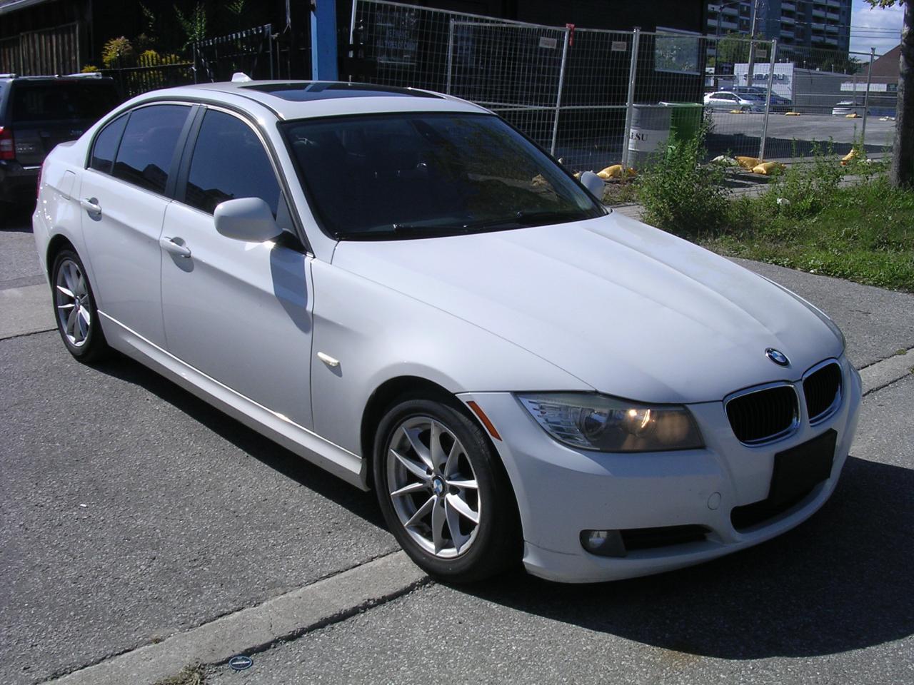 2011 BMW 3 Series 4dr Sdn 323i RWD - Photo #2