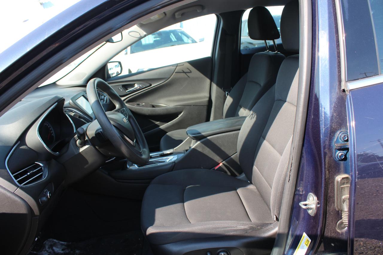 2017 Chevrolet Malibu LT Photo4