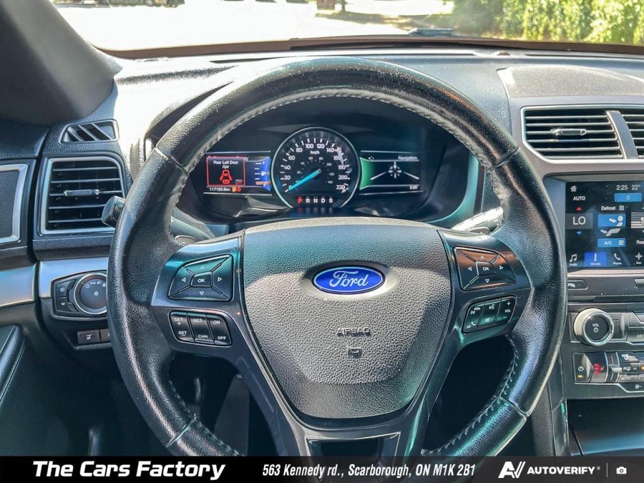 2017 Ford Explorer 4WD XLT Lether/ Roof / Apple Carplay - No Accident - Photo #12
