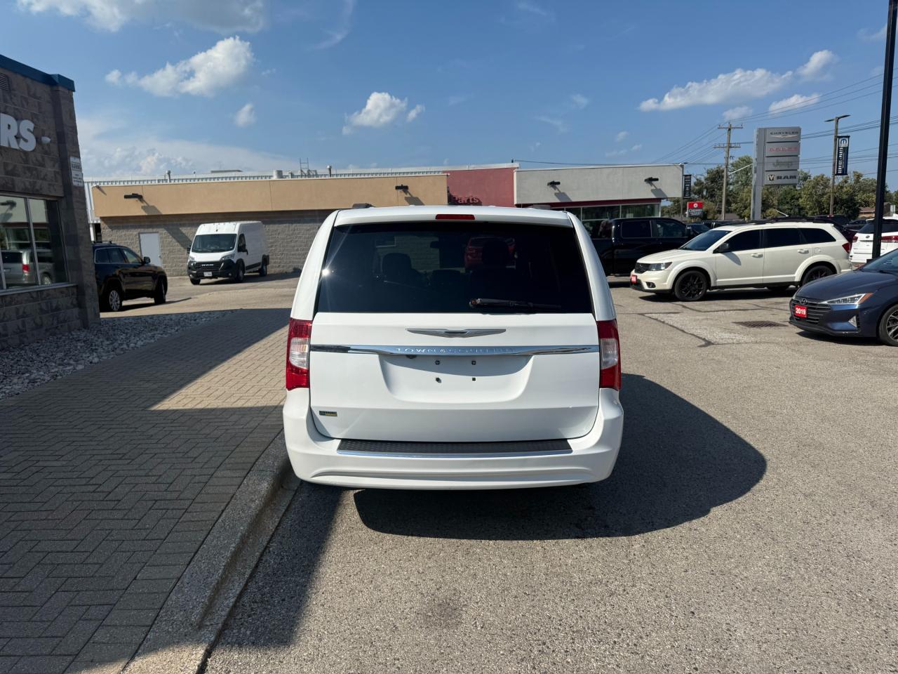 2015 Chrysler Town & Country Touring-L Photo4