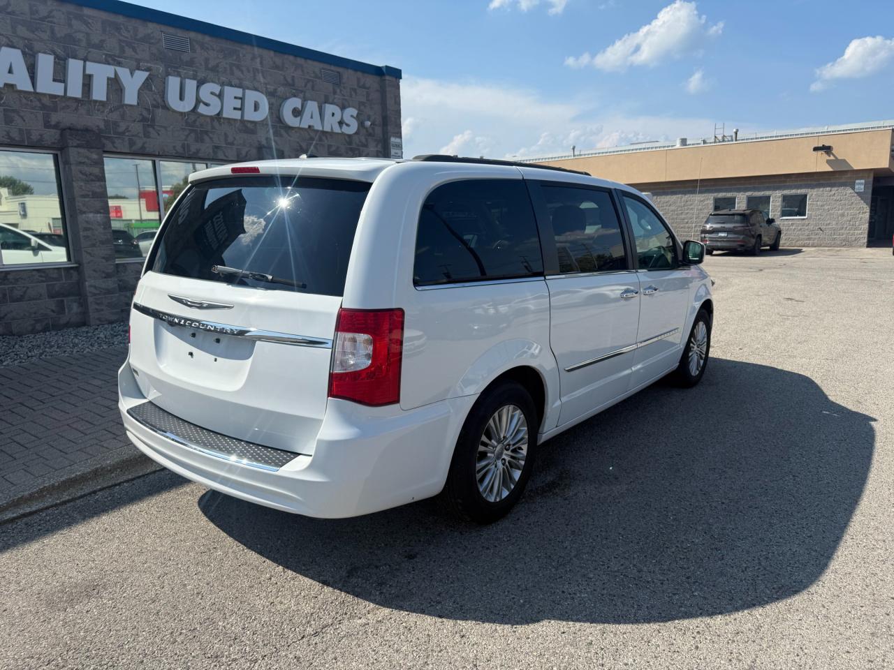 2015 Chrysler Town & Country Touring-L Photo3