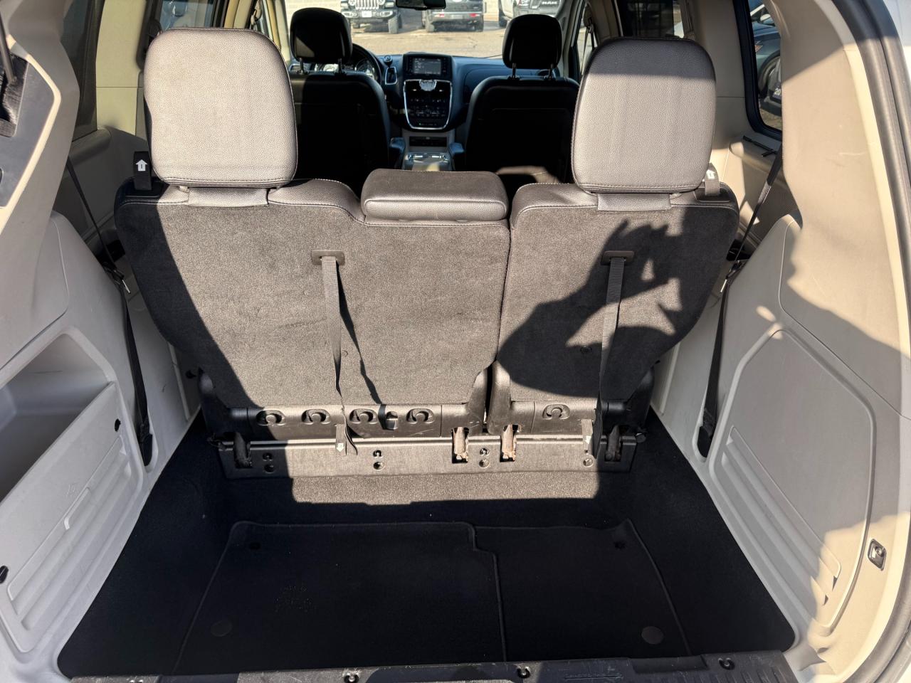 2015 Chrysler Town & Country Touring-L Photo4