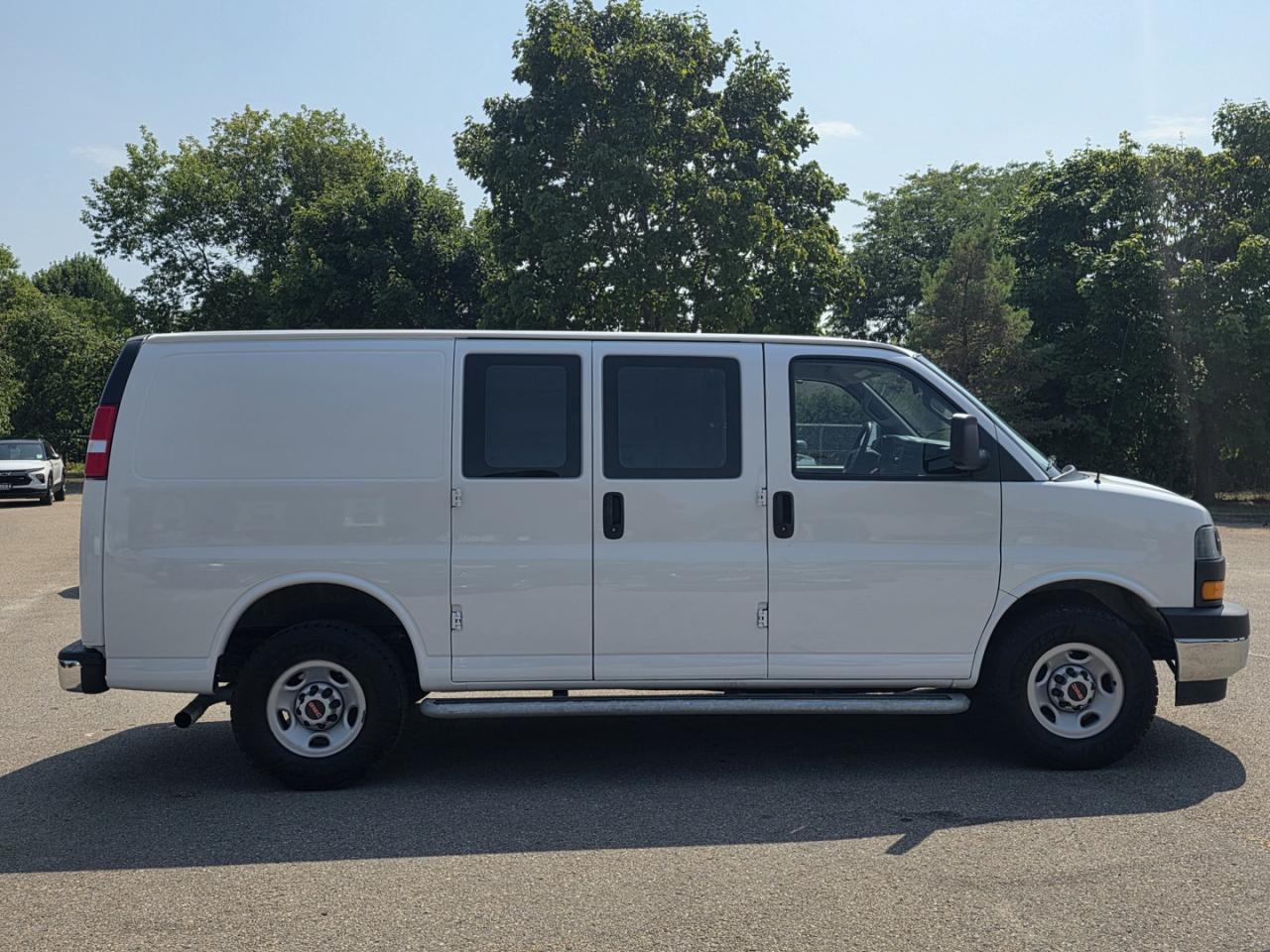 2023 GMC Savana G2500 135" ,RWD, Low kms - Photo #4