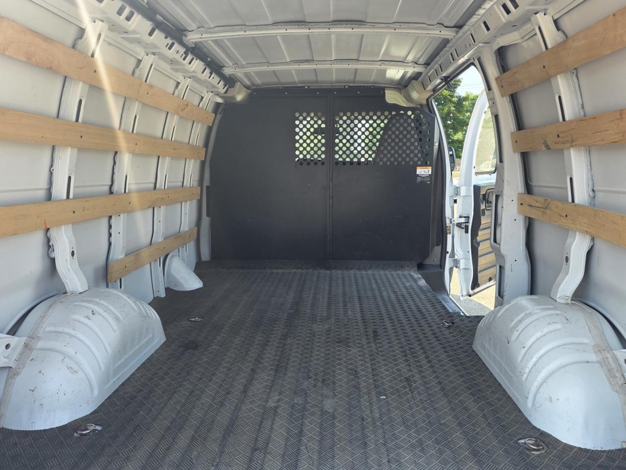 2023 GMC Savana G2500 135" ,RWD, Low kms - Photo #12