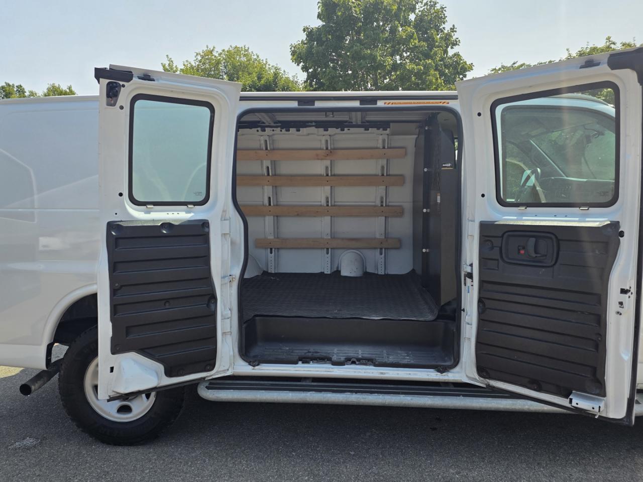 2023 GMC Savana G2500 135" ,RWD, Low kms - Photo #11