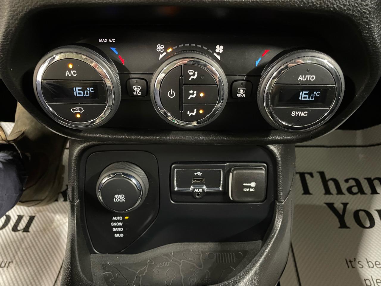 2016 Jeep Renegade 4WD 4DR LIMITED Photo10