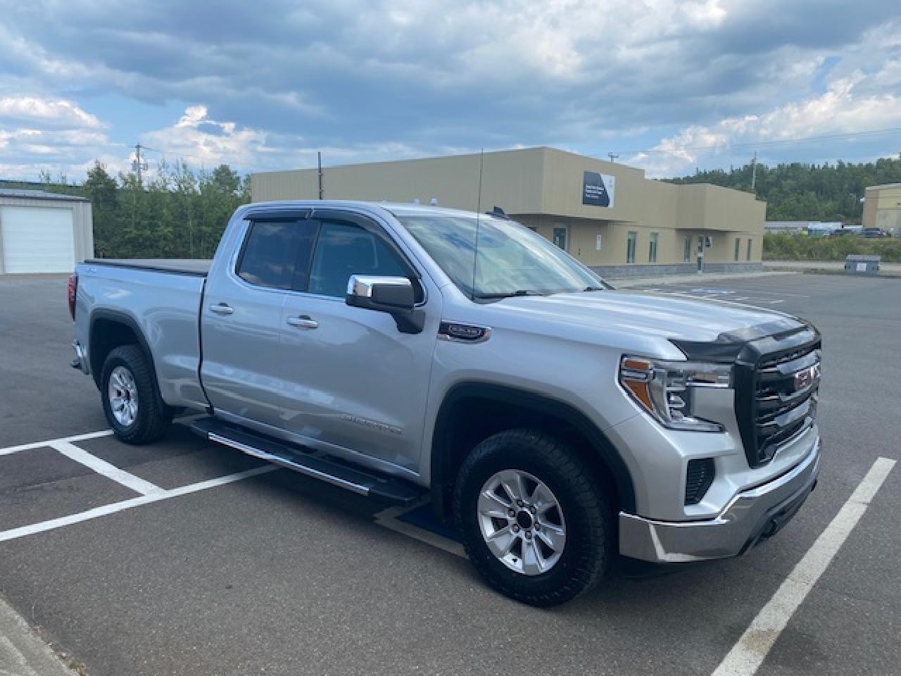 2022 GMC Sierra 1500 SLE - Photo #2