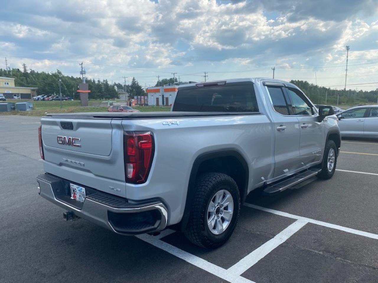 2022 GMC Sierra 1500 SLE - Photo #4