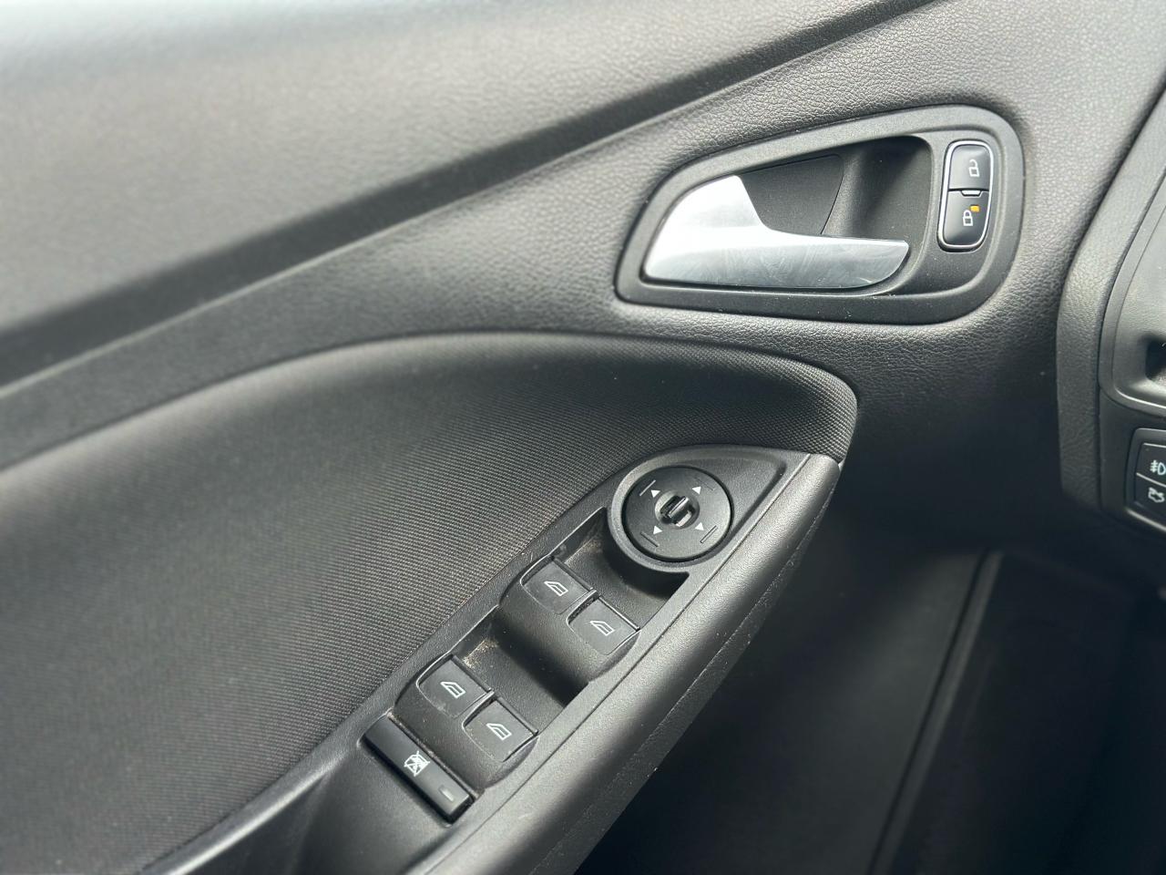 2017 Ford Focus SE SE W/FRESH MVI Photo5