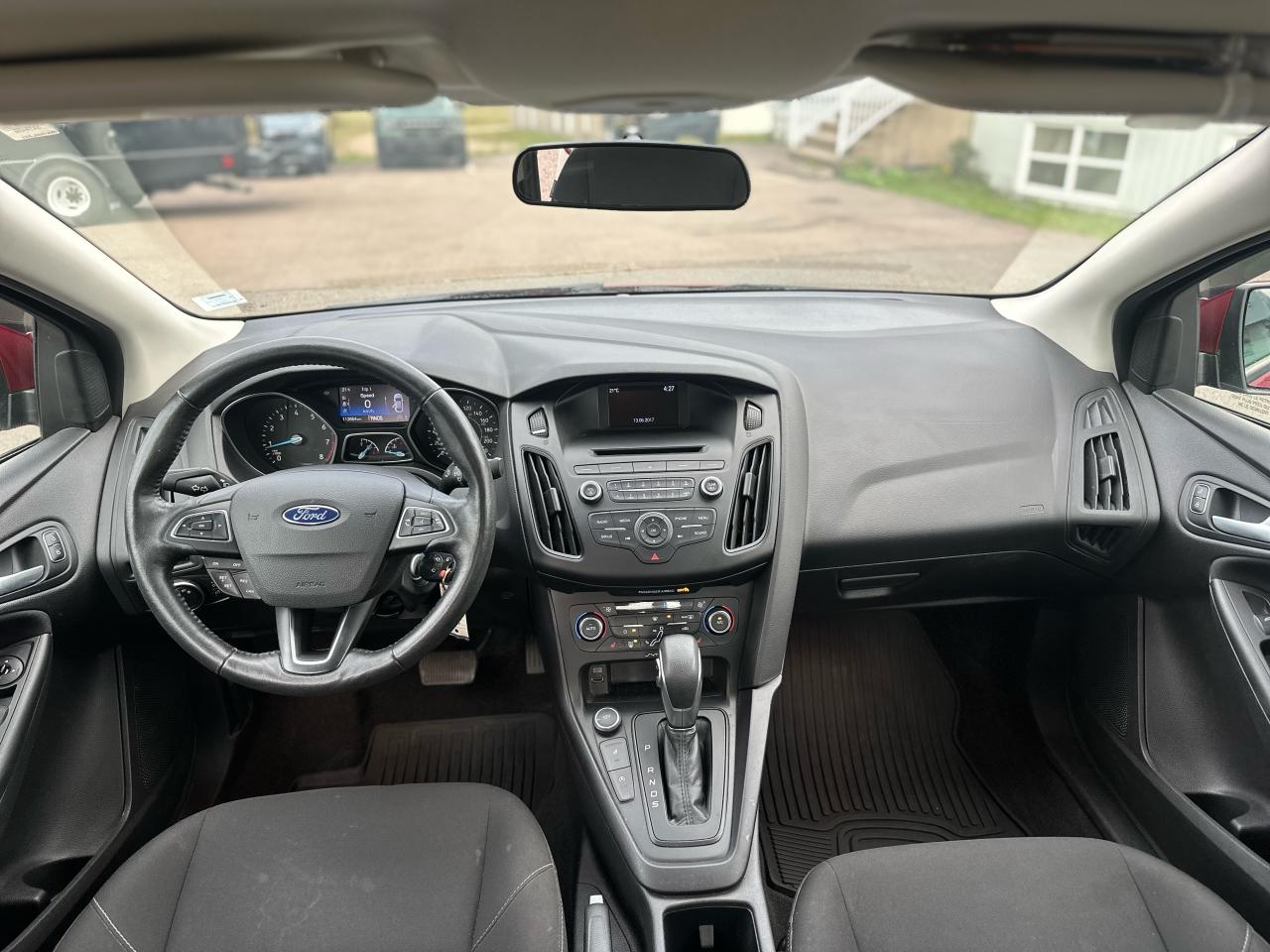 2017 Ford Focus SE SE W/FRESH MVI Photo5