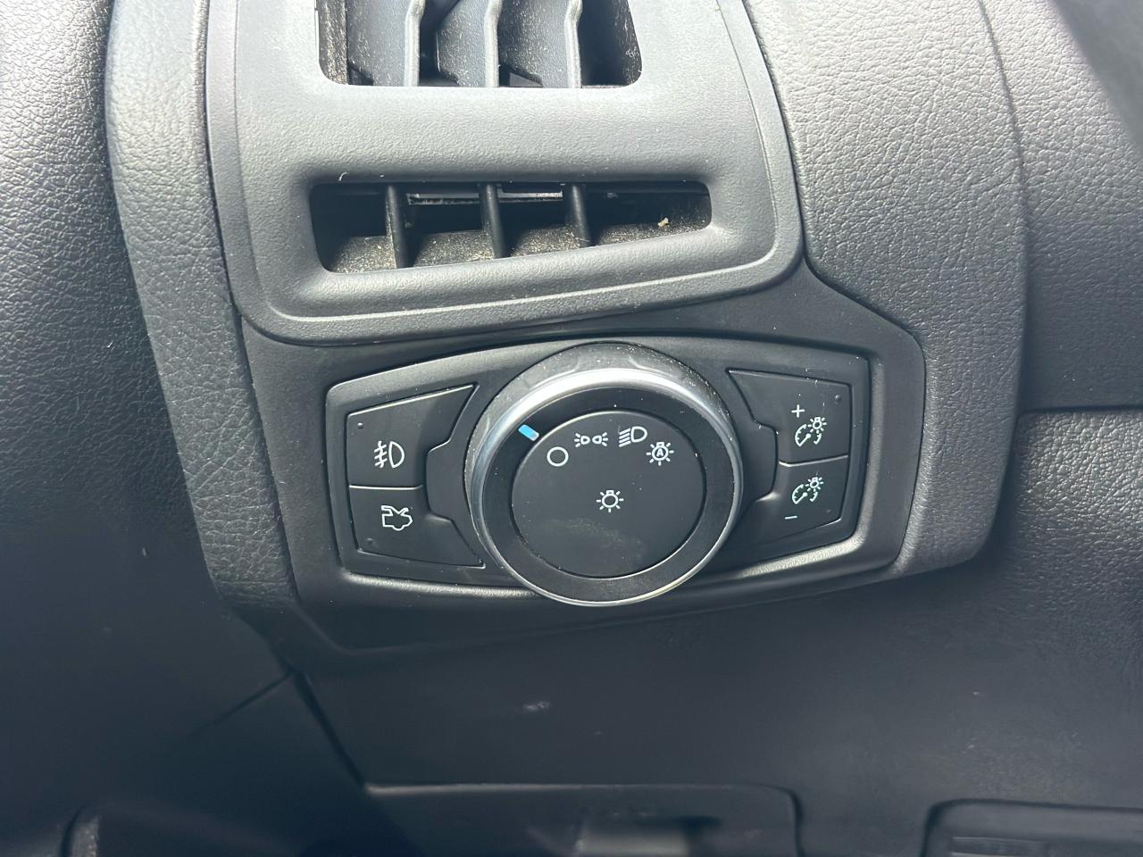 2017 Ford Focus SE SE W/FRESH MVI Photo5