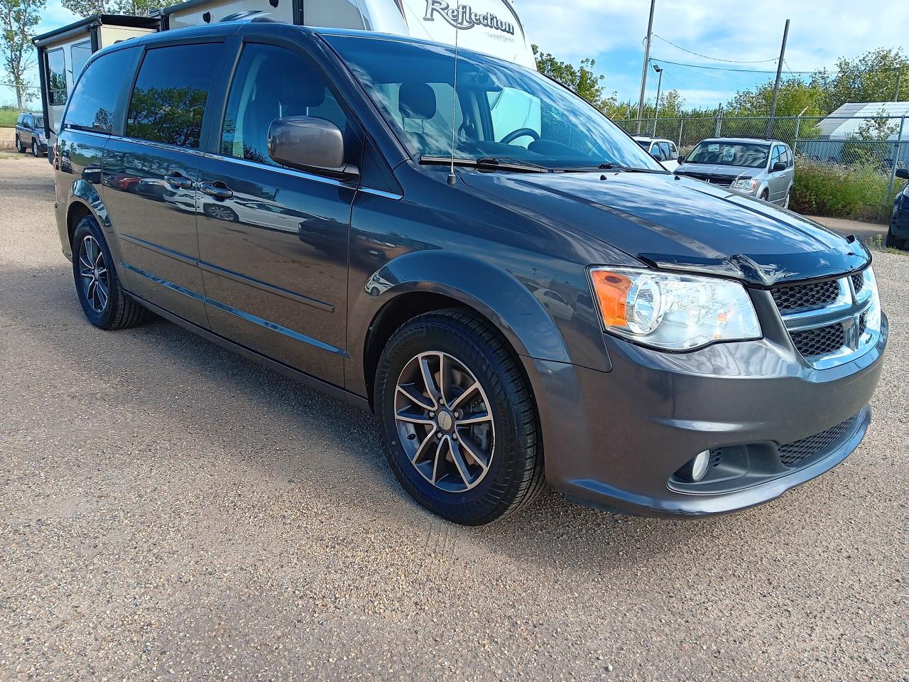 2017 Dodge Grand Caravan SXT Premium Plus, Leather, DVD, Remote, Powr Doors - Photo #3