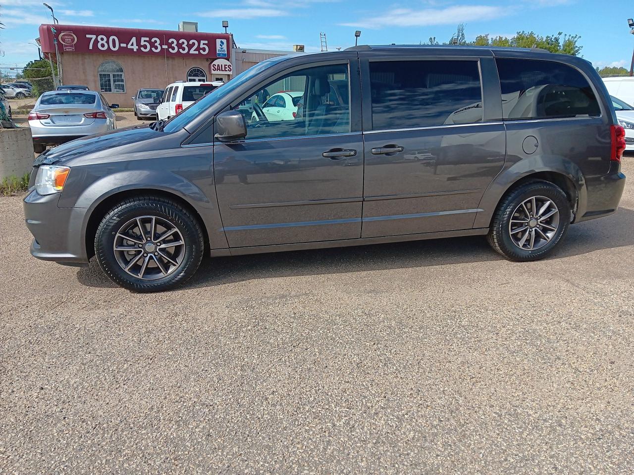2017 Dodge Grand Caravan SXT Premium Plus, Leather, DVD, Remote, Powr Doors - Photo #4