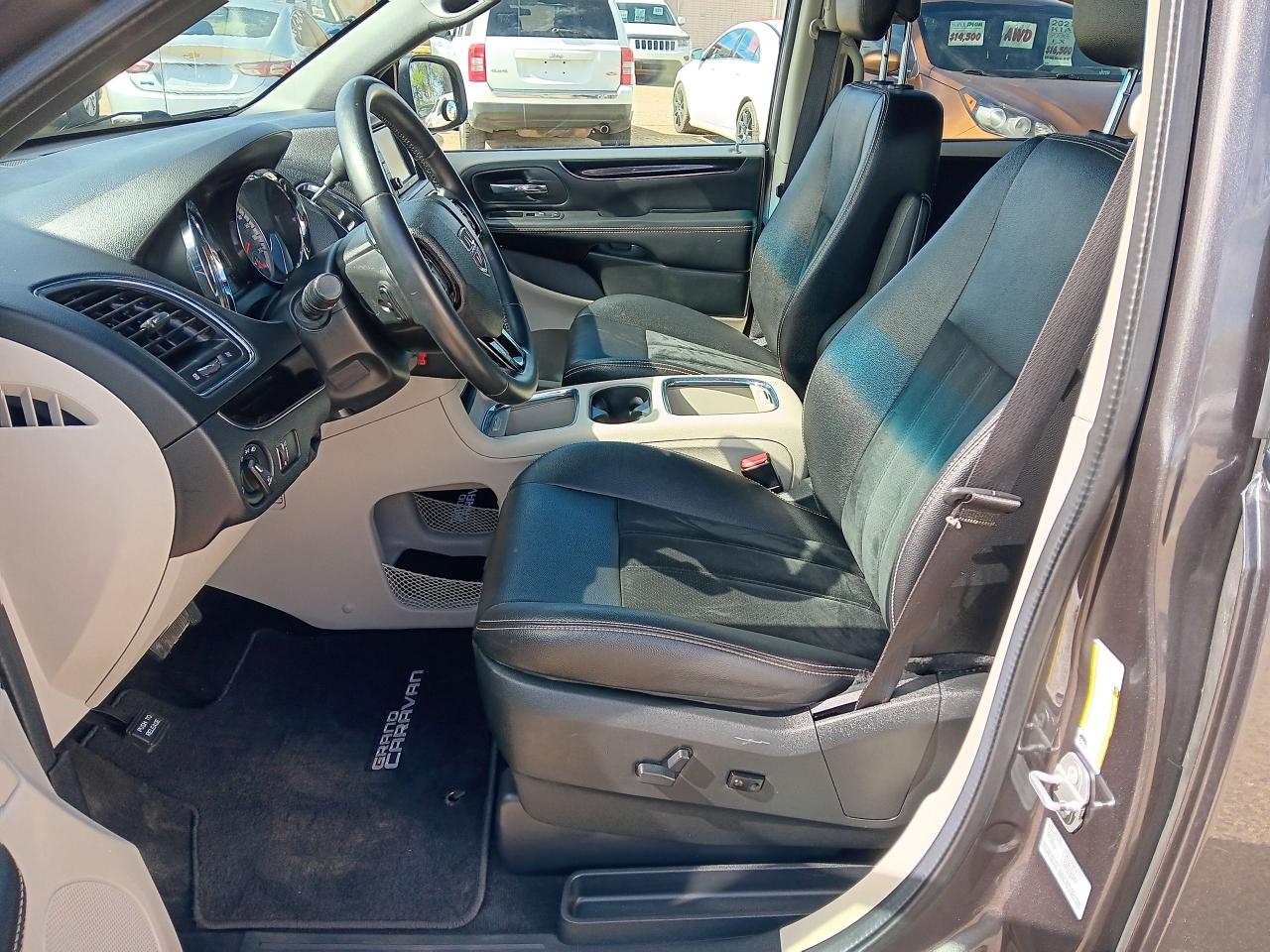 2017 Dodge Grand Caravan SXT Premium Plus, Leather, DVD, Remote, Powr Doors - Photo #13
