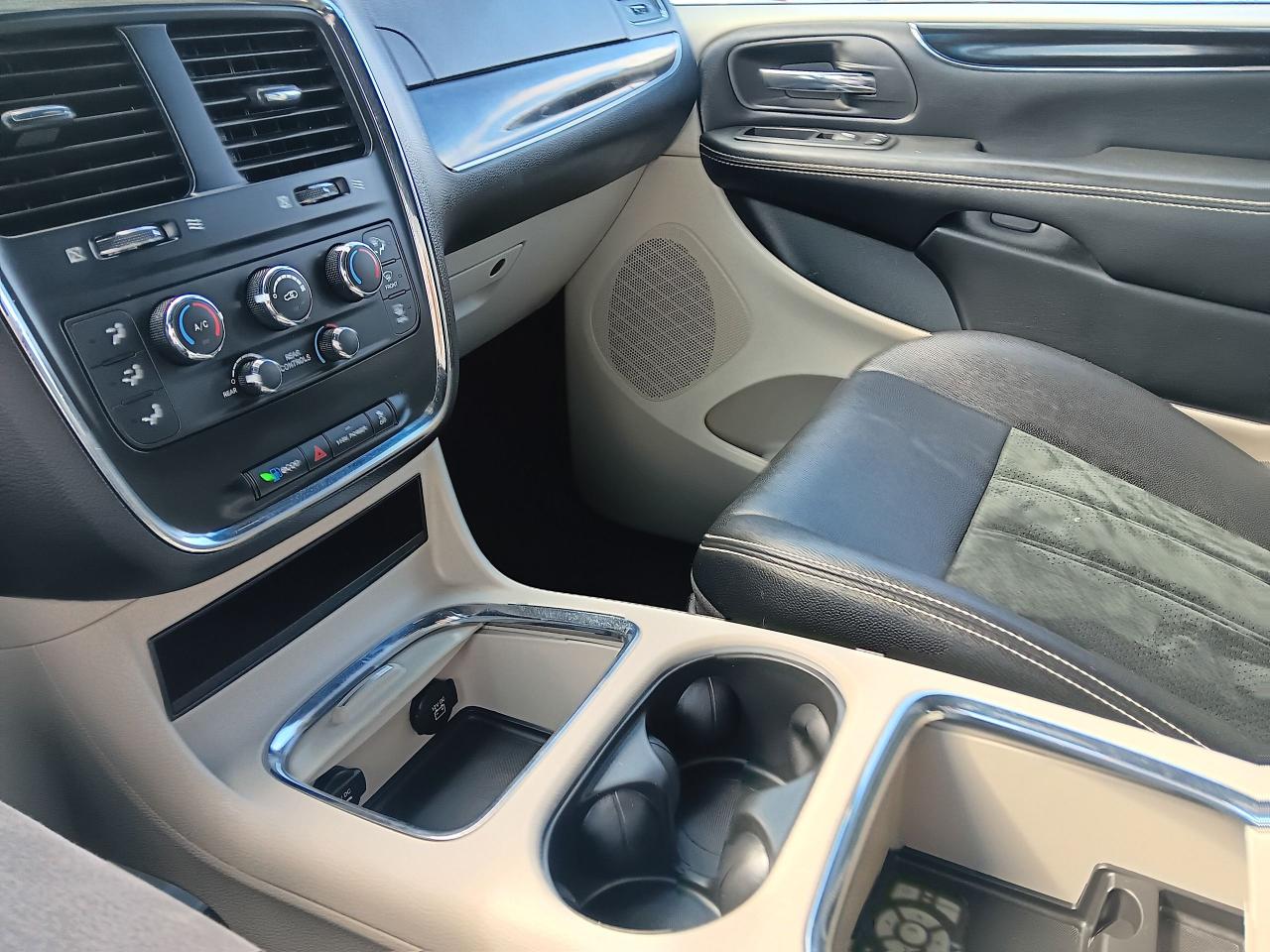 2017 Dodge Grand Caravan SXT Premium Plus, Leather, DVD, Remote, Powr Doors - Photo #17
